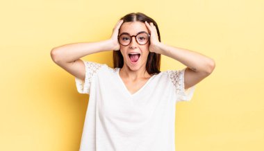 İspanyol asıllı güzel bir kadın el ele tutuşuyor, ağzı açık, son derece şanslı, şaşırmış, heyecanlı ve mutlu hissediyor.