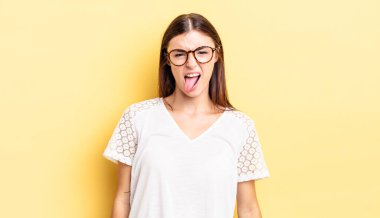 İspanyol güzel kadın tiksinmiş ve rahatsız olmuş hissediyor, dilini dışarı çıkarıyor, iğrenç ve iğrenç bir şeyden hoşlanmıyor.