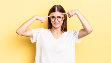 Ciddi ve konsantre bakışlı, beyin fırtınası yapan ve zorlu bir sorunu düşünen İspanyol güzel bir kadın.