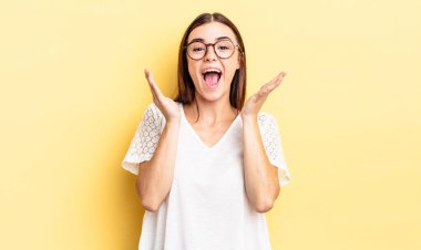 İspanyol güzel bir kadın beklenmedik bir sürpriz yüzünden şoke olmuş, heyecanlı, gülen, şaşkın ve mutlu hissediyor.