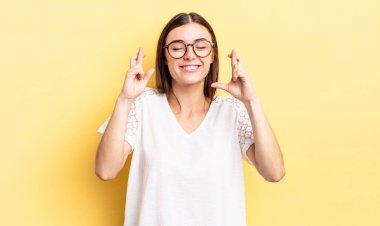 İspanyol güzel kadın gergin ve umutlu, şans diliyor ve dua ediyor.