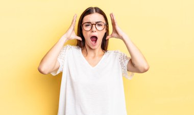 İspanyol asıllı güzel bir kadın ellerini havaya kaldırıp bağırıyor. Öfkeli, sinirli, stresli ve üzgün.