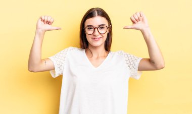 İspanyol güzel kadın gururlu, kibirli ve kendinden emin, tatmin olmuş ve başarılı görünüyor, kendini işaret ediyor.