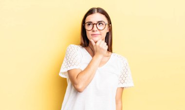 İspanyol güzel kadın düşünüyor, kuşkulu ve şaşkın hissediyor, farklı seçeneklerle, hangi kararı vereceğini merak ediyor.