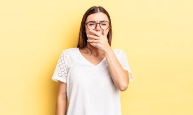 İspanyol güzel kadın sabahın erken saatlerinde uyanıyor, uykulu, yorgun ve sıkkın görünüyor.