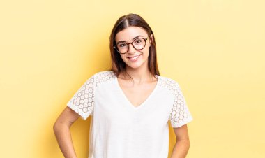 İspanyol güzel kadın neşeli ve rahat bir şekilde gülümsüyor pozitif, mutlu, kendinden emin ve rahat bir ifadeyle.