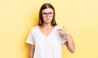 İspanyol güzel kadın şaşkın, şaşkın ve güvensiz hissediyor, kendini gösterip kim olduğunu soruyor, ben mi??