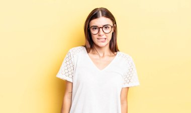 Latin kökenli güzel bir kadın hangi seçeneği seçeceğine karar veremediği için bilgisiz, kafası karışık ve kararsız hissediyor.