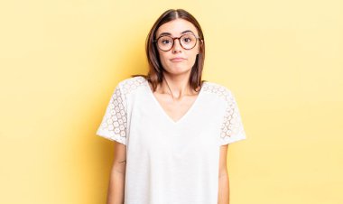 İspanyol güzel kadın üzgün ve stresli. Kötü bir sürpriz yüzünden üzgün. Olumsuz, endişeli bir bakışla.