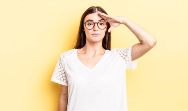 İspanyol asıllı güzel bir kadın kameraya askeri bir selamlama ile selam veriyor. Saygı ve vatanseverlik göstererek.