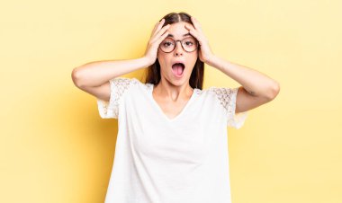 İspanyol güzel kadın dehşete kapılmış ve şok olmuş hissediyor, ellerini havaya kaldırıyor ve bir hata yüzünden panikliyor.