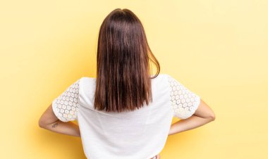 Hispanik güzel kadın kafası karışık ya da dolu ya da şüphe ve sorular, merak, elleri kalçasında, dikiz görüşlü