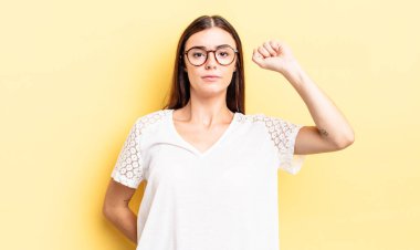 İspanyol güzel kadın ciddi, güçlü ve isyankar hissediyor, yumruğunu kaldırıyor, protesto ediyor ya da devrim için savaşıyor.