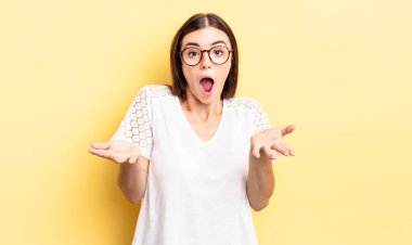 İspanyol güzel bir kadın son derece şaşırmış, şaşırmış, endişeli ve paniklemiş, stresli ve dehşete kapılmış bir bakışla