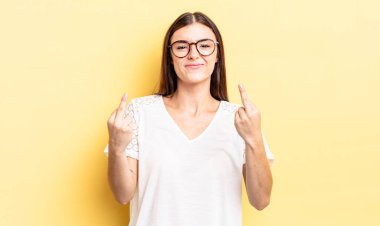 İspanyol güzel kadın kışkırtıcı, agresif ve müstehcen hissediyor. İsyankar bir tavırla orta parmağını hareket ettiriyor.