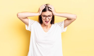 İspanyol güzel bir kadın stresli ve hayal kırıklığına uğramış hissediyor, elele tutuşuyor, yorgun, mutsuz ve migren ağrısı çekiyor.