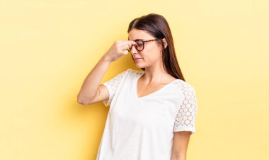 İspanyol güzel kadın stresli, mutsuz ve hayal kırıklığına uğramış, alınına dokunmuş ve şiddetli baş ağrısı çeken.