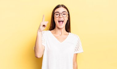 İspanyol güzel kadın bir fikri fark ettikten sonra mutlu ve heyecanlı bir dahi gibi hissediyor, neşeli bir şekilde parmağını kaldırıyor, eureka!