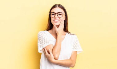 İspanyol asıllı güzel bir kadın, yanağını tutuyor ve ağrılı diş ağrısı çekiyor, hasta, sefil ve mutsuz hissediyor, dişçi arıyor.