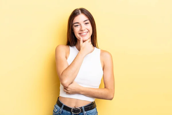 Hispânico Bonita Mulher Sorrindo Curtindo Vida Sentindo Feliz Amigável Satisfeito — Fotografia de Stock