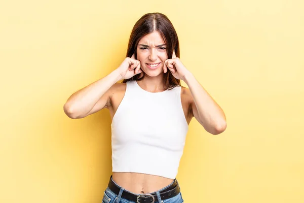 Ispanica Bella Donna Guardando Arrabbiato Stressato Infastidito Coprendo Entrambe Orecchie — Foto Stock