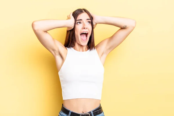 Hispanic Söt Kvinna Med Öppen Mun Ser Förskräckt Och Chockad — Stockfoto