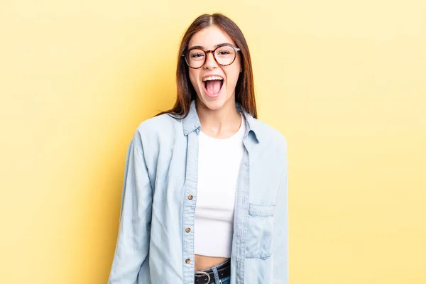 Hispanic Mooie Vrouw Met Een Grote Vriendelijke Zorgeloze Glimlach Zoek — Stockfoto