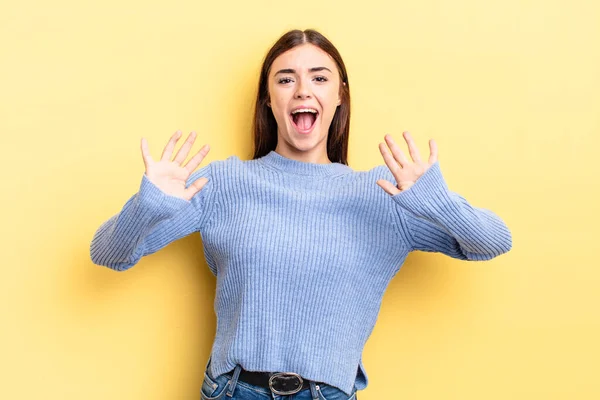 Paniekerige Mooie Vrouw Voelt Zich Verbijsterd Bang Bang Voor Iets — Stockfoto