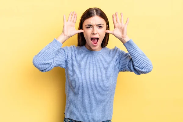 Mujer Bonita Hispana Gritando Pánico Enojo Conmocionada Aterrorizada Furiosa Con — Foto de Stock