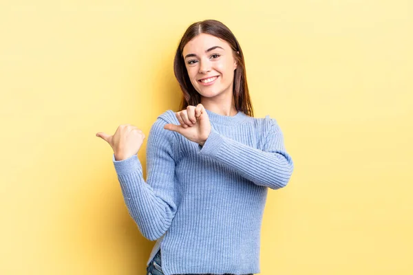 Hispanique Jolie Femme Souriant Joyeusement Avec Désinvolture Pointant Vers Copier — Photo