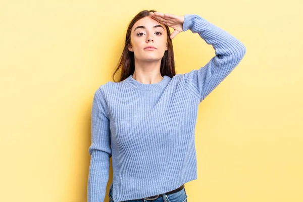 Mujer Bonita Hispana Saludando Cámara Con Saludo Militar Acto Honor — Foto de Stock