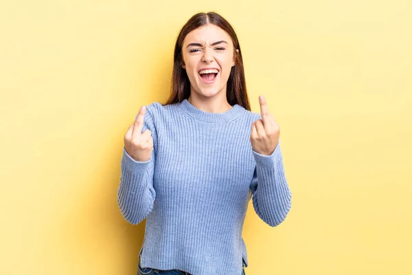 Mulher Bonita Hispânica Sentindo Provocante Agressivo Obsceno Lançando Dedo Médio — Fotografia de Stock