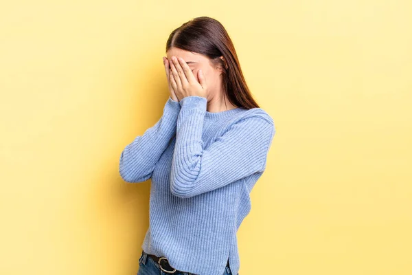 Mujer Bonita Hispana Cubriendo Los Ojos Con Las Manos Con — Foto de Stock