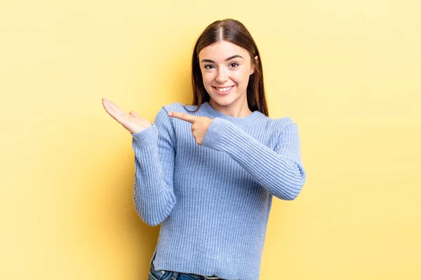 Hispânico Bonita Mulher Sorrindo Alegremente Apontando Para Copiar Espaço Palma — Fotografia de Stock