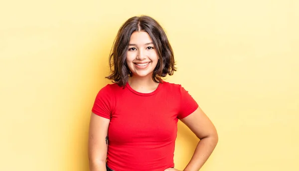 Junges Hübsches Mädchen Lächelt Glücklich Mit Einer Hand Auf Der — Stockfoto