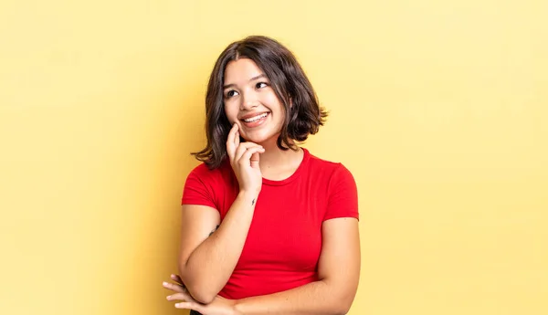 Jovem Menina Bonita Sorrindo Feliz Sonhando Acordado Duvidar Olhando Para — Fotografia de Stock