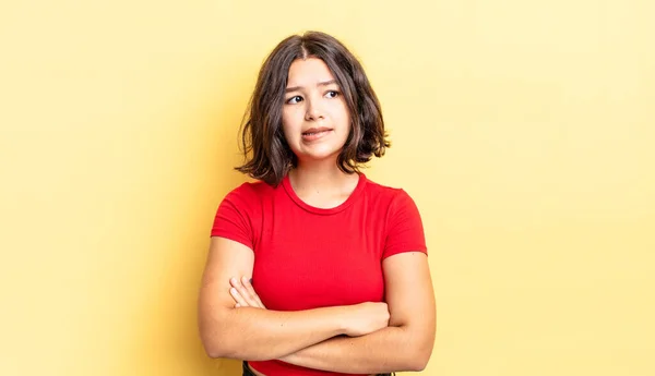 Jovencita Bonita Dudando Pensando Mordiendo Labio Sintiéndose Insegura Nerviosa Buscando — Foto de Stock