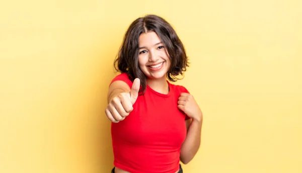 Jong Mooi Meisje Gevoel Trots Zorgeloos Zelfverzekerd Gelukkig Positief Glimlachen — Stockfoto