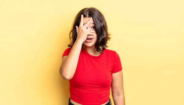 Jong Mooi Meisje Kijken Geschokt Bang Bang Bedekken Gezicht Met — Stockfoto