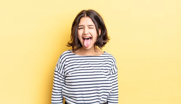 Junges Hübsches Mädchen Mit Fröhlicher Unbeschwerter Rebellischer Attitüde Scherzt Und — Stockfoto