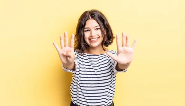 Jong Mooi Meisje Glimlachen Kijken Vriendelijk Tonen Nummer Negen Negende — Stockfoto