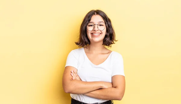 Junges Hübsches Mädchen Das Aussieht Wie Eine Glückliche Stolze Und — Stockfoto