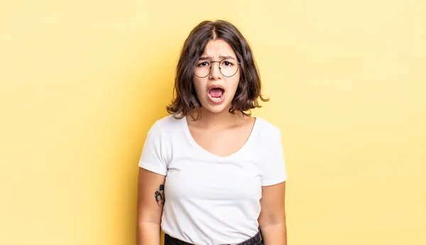 Giovane Bella Ragazza Guardando Scioccato Arrabbiato Infastidito Deluso Bocca Aperta — Foto Stock