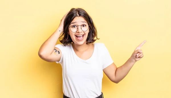 Jong Mooi Meisje Lachen Kijken Gelukkig Positief Verrast Realiseert Zich — Stockfoto