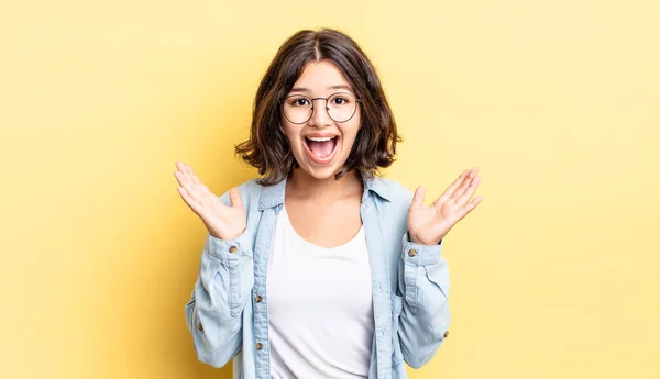 Ung Söt Flicka Ser Glad Och Upphetsad Chockad Med Oväntad — Stockfoto