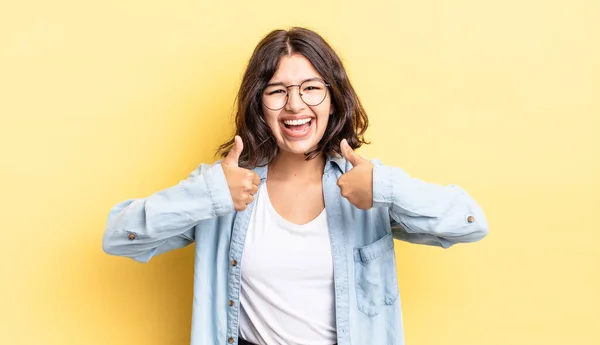 Jong Mooi Meisje Glimlachen Breed Zoek Gelukkig Positief Zelfverzekerd Succesvol — Stockfoto