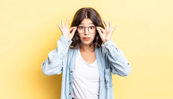 Ung Söt Flicka Känsla Chockad Förvånad Och Överraskad Hålla Glasögon — Stockfoto