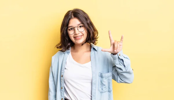 Jong Mooi Meisje Voelt Zich Gelukkig Leuk Zelfverzekerd Positief Opstandig — Stockfoto