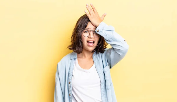 Young Pretty Girl Raising Palm Forehead Thinking Oops Making Stupid — Foto Stock
