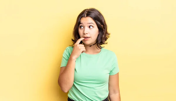 Junges Hübsches Mädchen Mit Überraschtem Nervösem Besorgtem Oder Verängstigtem Blick — Stockfoto